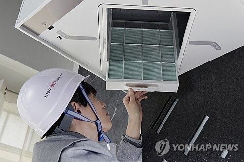 LG전자 케어 전문가가 제품을 관리하는 모습