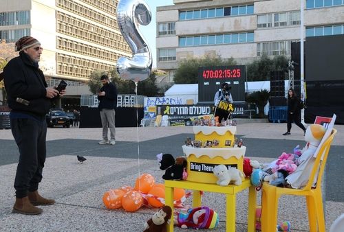 인질 어린이 생일을 축하하는 케익과 테이블