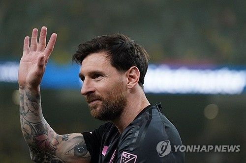 펜들에게 손을 흔드는 리오넬 메시