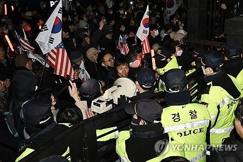 서부지법 앞 집회 이어가는 윤 대통령 지지자들