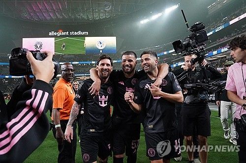 경기가 끝난 뒤 동료들과 기념 촬영에 나선 리오넬 메시(맨왼쪽)