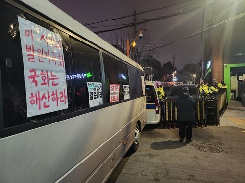 차벽에 손팻말 붙인 윤석열 대통령 지지자들