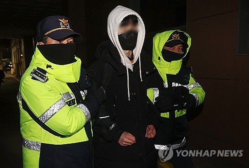 연행되는 윤 대통령 지지자