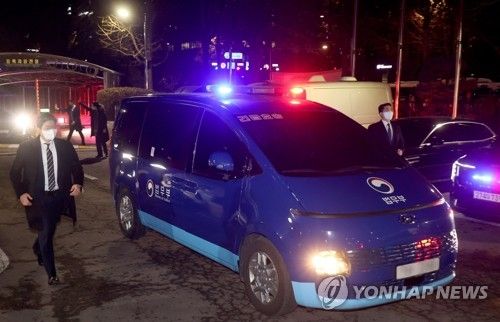 윤 대통령 호송차량, 영장심사 마치고 서울구치소로