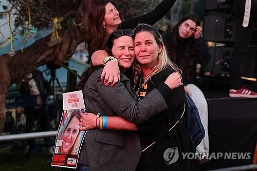 인질 석방에 기쁨의 눈물