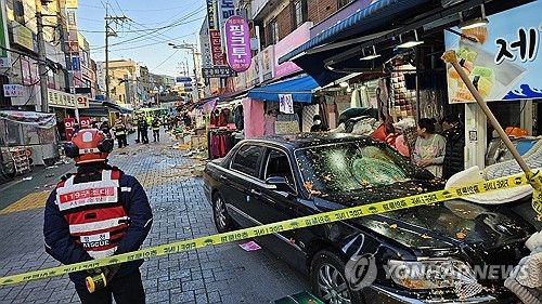 서울 목동 깨비시장에 승용차 돌진 교통사고