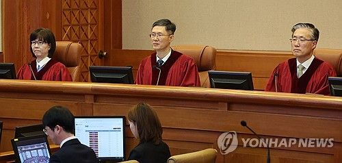 심판정에 앉은 헌법재판관들