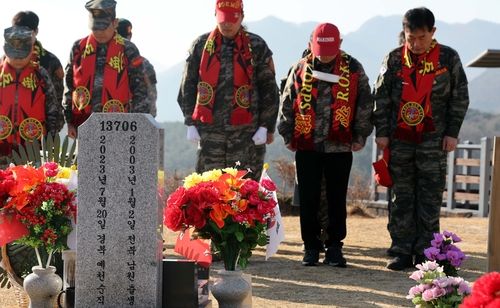 해병대 채 상병 묘역 찾은 해병대 예비역들