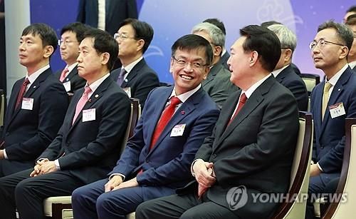 대화나누는 윤석열 대통령과 최상목 기재부 장관