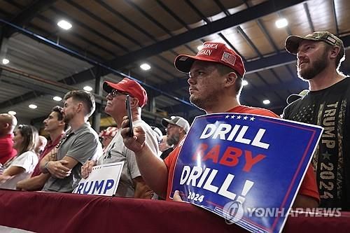 트럼프 대선유세때 시추확대 공약 적은 패널 든 지지자