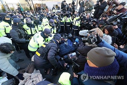 대통령 관저 앞 지지자 해산시키는 경찰