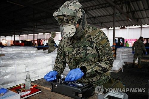 2023년 12월 만사니요 항구에서 수입 화학 제품을 살피는 멕시코 해군 요원