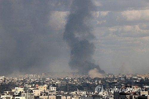 가자지구 북부 지역에 피어오르는 연기