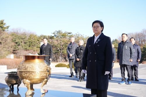 국립 4·19민주묘지 찾은 이순희 강북구청장