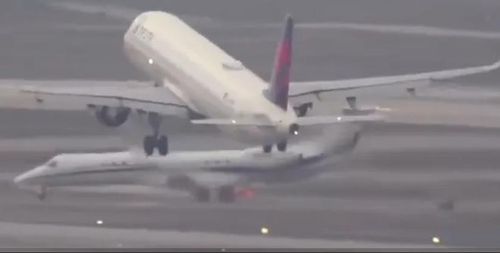 LAX 활주로에 있는 항공기들 모습