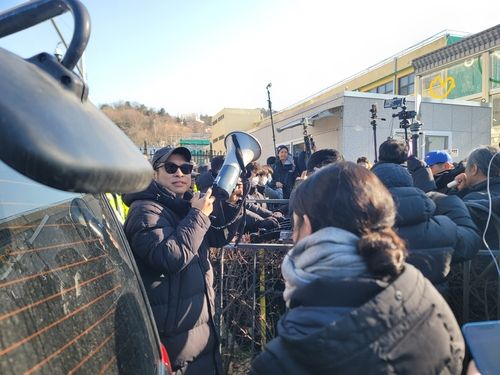 尹관저 앞 탄핵 찬반 유튜버 몰려