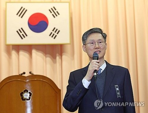 직원들 앞 신년사하는 문형배 권한대행