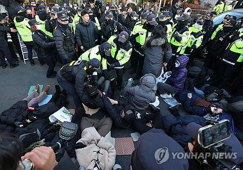 경찰, 대통령 관저 앞 지지자 강제 해산