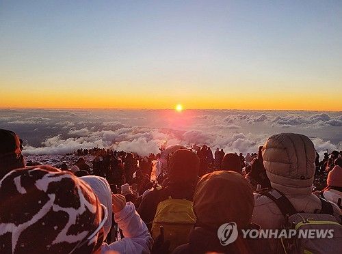 한라산 백록담 위로 떠오르는 해
