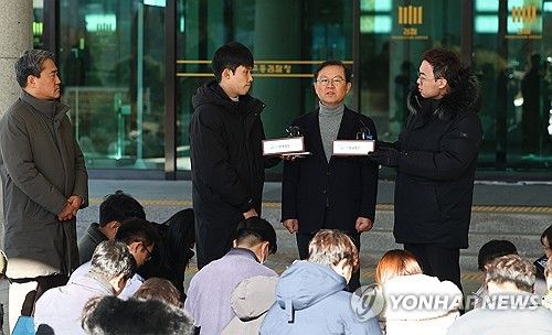 윤석열 대통령 체포영장 발부 관련 기자간담회하는 윤갑근 변호사