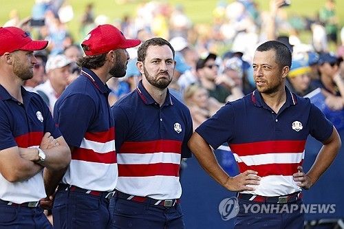 재작년 라이더컵 때 모자를 쓰지 않는 잰더 쇼플리(오른쪽)와 패트릭 캔틀레이.
