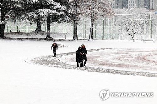 지난달 28일 광주 북구 전남대학교에서 시민들이 산책하고 있다. [연합뉴스 자료사진]