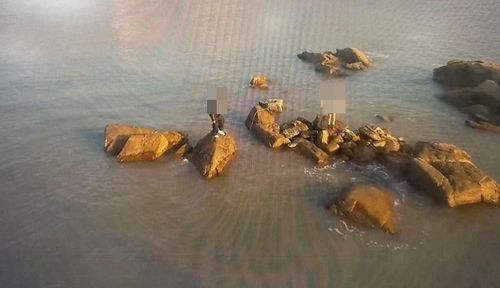 인천 을왕리해수욕장 갯바위에 고립된 관광객들