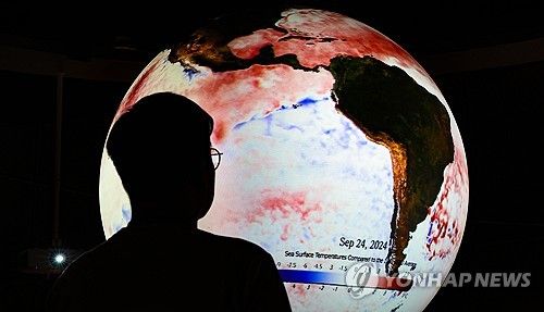 지난해 9월 27일 대구 달성군 국립대구과학관에서 한 시민이 라니냐 현상으로 해수면 이상 온도가 나타나고 있는 SOS 시스템을 살펴보고 있다. [연합뉴스 자료사진]