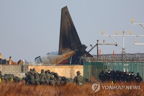 참사현장 주변 수색하는 군과 경찰특공대