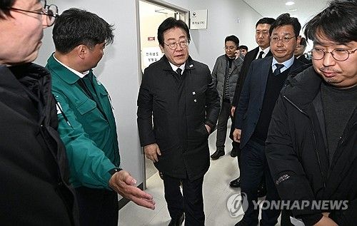 상황실 나서는 이재명 대표