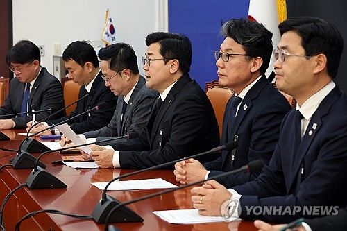 원내대책회의서 발언하는 박찬대 원내대표