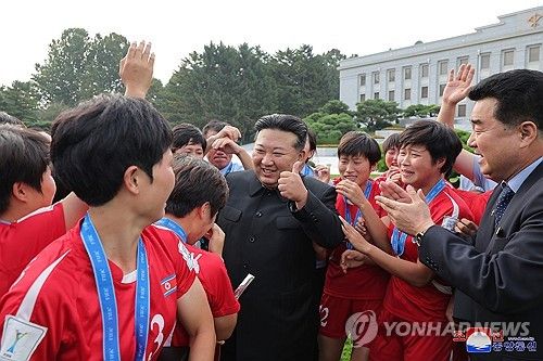 김정은 북한 국무위원장이 지난 10월 U-20 여자월드컵 우승 축구팀 만나 격려하는 모습