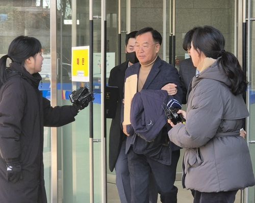 영장심사 마치고 나온 김진하 강원 양양군수