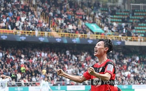 2023년 FA컵 결승에서 역전 골을 터트린 포항 김종우의 세리머니 모습. 