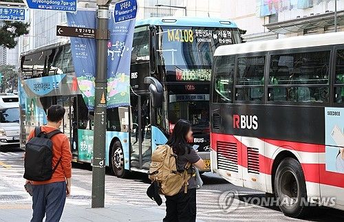 서울 중구 명동입구역 버스정류장에 정차한 버스들. [연합뉴스 자료사진]
