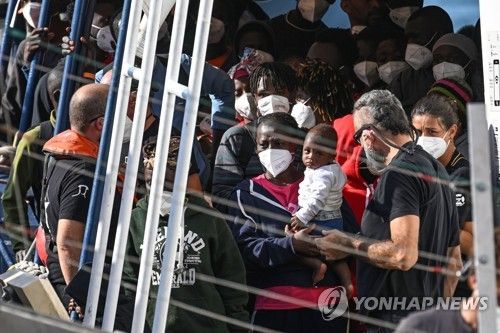 2023년 6월 이탈리아 남부 살레르노항에 하선하는 이주민들