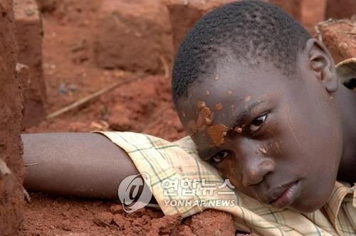 노동 후 잠시 휴식하는 콩고민주공화국 소년