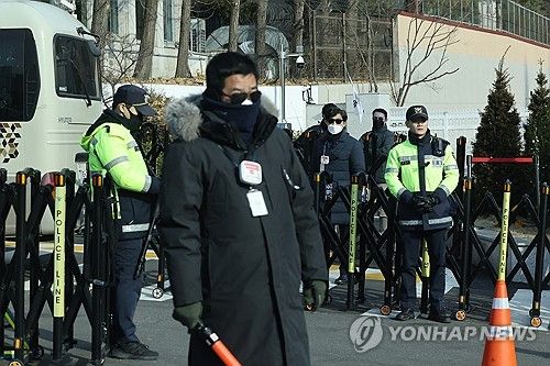 영장집행 앞둔 대통령 관저 앞 경계근무