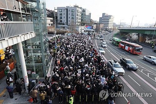 대통령 관저 인근 탄핵 반대 집회