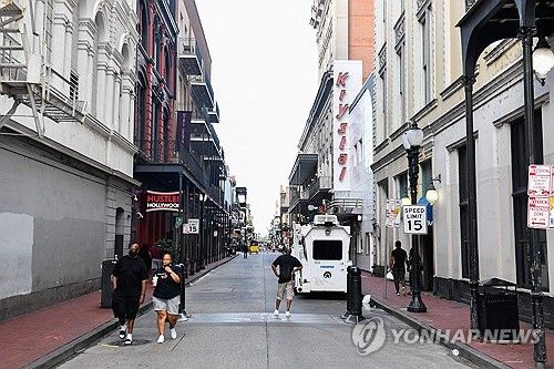 볼라드(길말뚝)이 설치되어 있던 버번 스트리트 모습