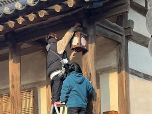 KBS 드라마 제작진이 병산서원 호롱불에 초롱을 덧대는 모습
