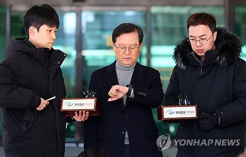 시계 확인하는 윤갑근 변호사