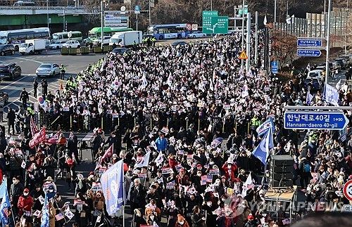 관저 앞에서 연일 이어지는 탄핵 반대 집회