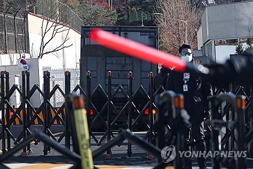 울타리 쳐진 대통령 관저 입구