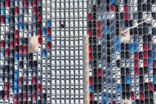 중국 장쑤성 항구에 대기 중인 수출용 차량 