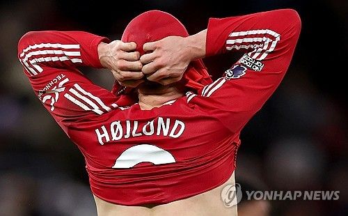 머리를 쥐어감싼 맨유의 공격수 라스무스 호일룬