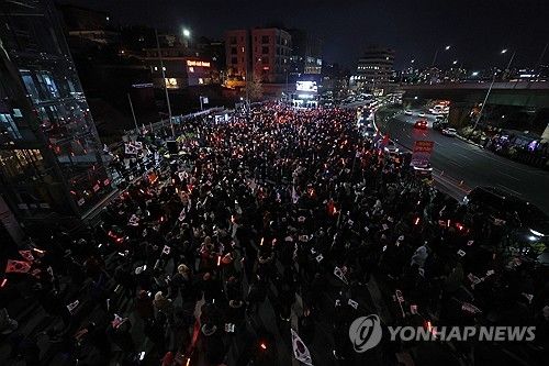 밤까지 이어지는 대통령 탄핵 반대 집회