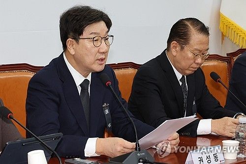 발언하는 권성동 원내대표