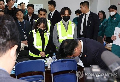 최상목 권한대행, 제주항공 사고 통합지원센터 근무자 향해 인사