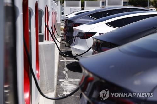 충전 중인 테슬라 차량